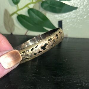 #929| Vintage 8K gold (stamped inside)Bangle Bracelet w/ carved flowers 🌺